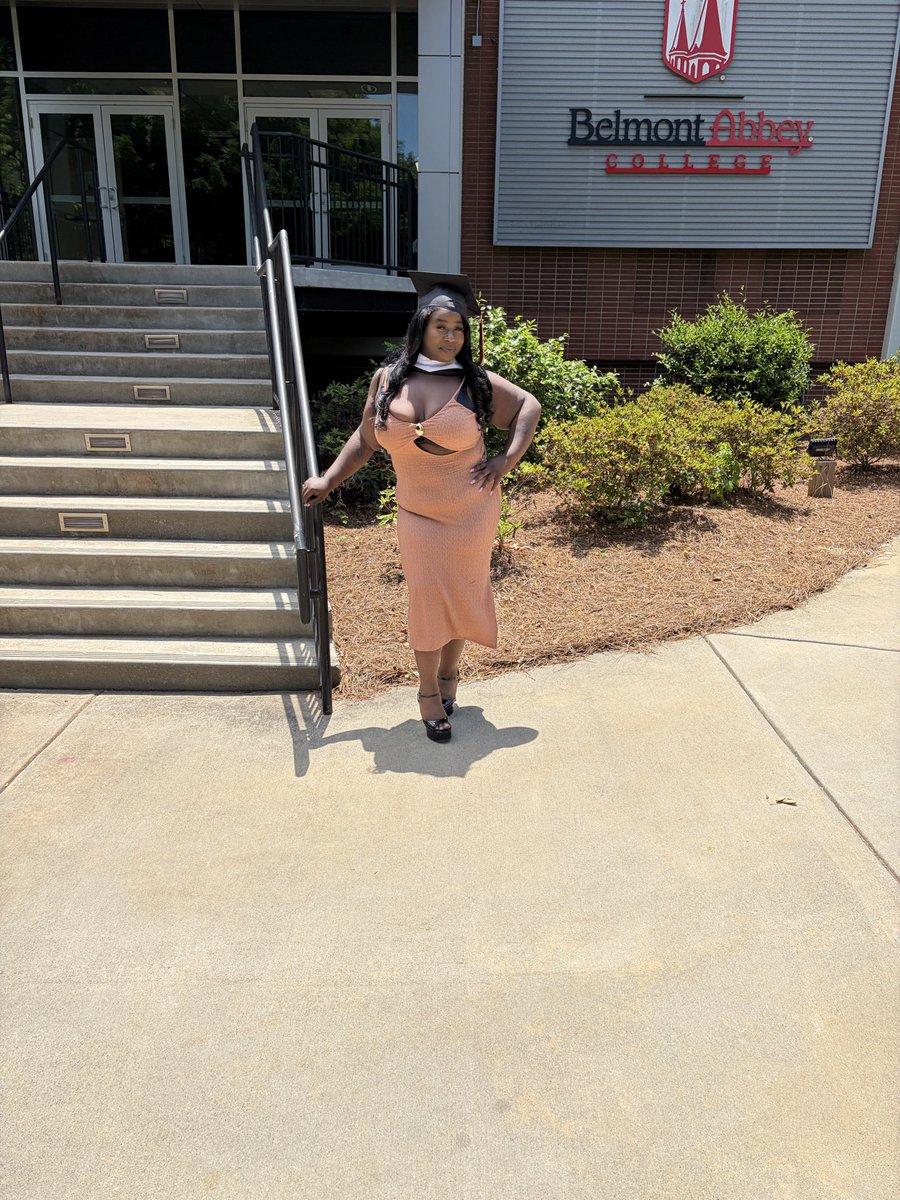 ambrenee_'s tweet photo. 2 down 1 more to go🎓🤭🩷🩷🩷🥰🥰 #congratstome #daddywemadeit https://t.co/POOVw332CF