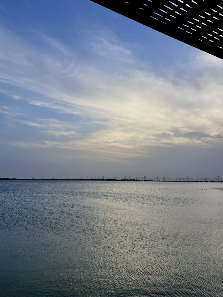 BEDO_360's tweet photo. لي ان اكُن الحوتَ في بحرِ الهوَى 
لكِ ان تكوني داخلي ذا النونِ
لاتكثري التسبيح .. مامن مخرجٍ
مني ولا شطٍ ولا يقطينِ
اني قَفِلْتُ عَليْكِ كُلَّ جوارحي
مستأنساً بشعوري المكنونِ .

@sihayijm ✍️ https://t.co/kanH3Uyunx