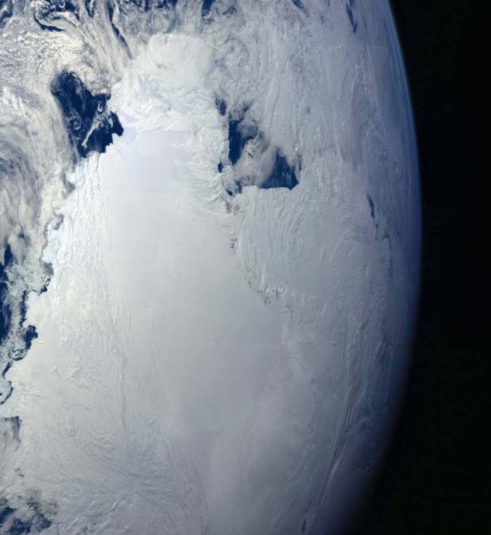 earthcurated's tweet photo. Antarctica as seen from space!

This stunning view was captured by the Galileo spacecraft during its 1990 flyby. https://t.co/NcNYGatVDo