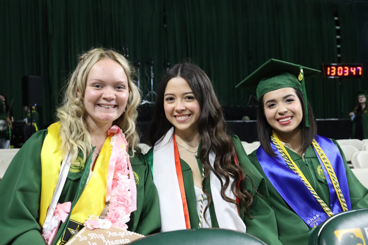 GeorgeMasonCHSS's tweet photo. Another round of applause for CHSS' newest alumni! 👏🎓

Congratulations #Mason2026! We are so honored to be a part of your academic journey. 💚💛

#MasonGrad #MasonNation #MasonAlumni https://t.co/1qNfvDMUuH