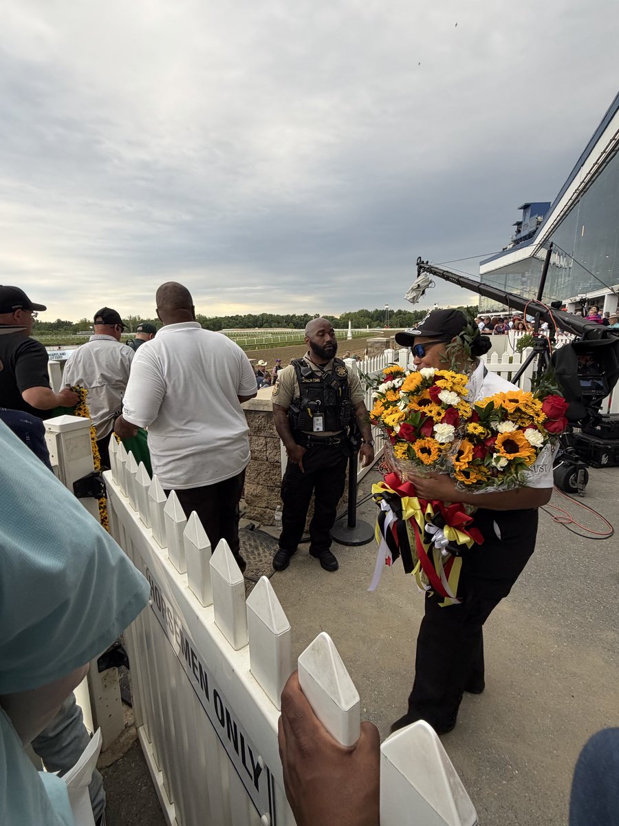 HandicapFocus's tweet photo. Hardware and flowers for the #Preakness winner https://t.co/a24HBXTlhI