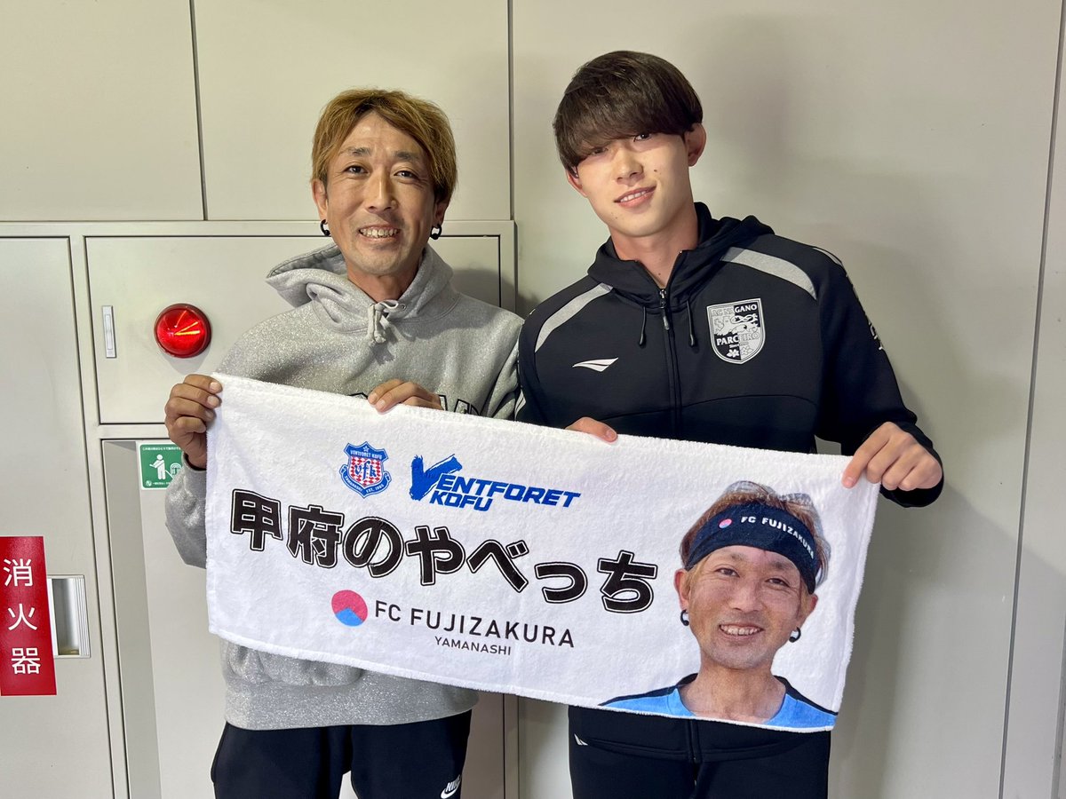yabecchi_wanima's tweet photo. Uスタは本当素晴らしいスタジアムです！
試合前のスタジアムDJさんの煽り好きです😊ウォーミングアップ前に選手やスタッフが肩組むのも好きです👍
どちらかと言うとパルセイロかな？❤️
#AC長野パルセイロ https://t.co/xGoEI9JY0S