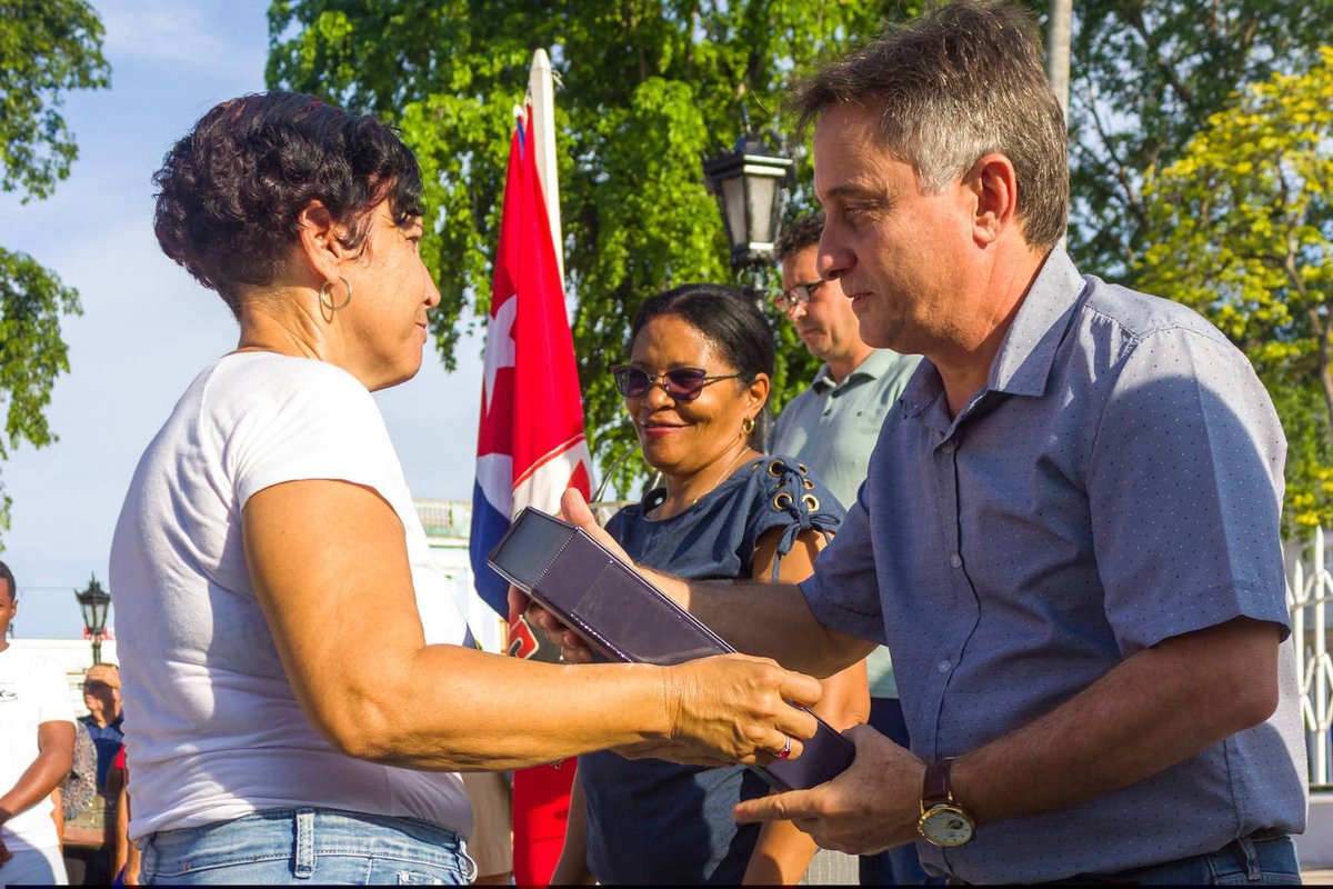 CaridadPoey's tweet photo. Participamos junto al Secretario CP_PCC #Matanzas en la entrega de los listados de "Mi Firma por la Patria" hacemos firme nuestro compromiso en contra de la guerra, queremos la paz🕊 y firmes nos mantendremos #PorCuba
#MatancerosEnVictoria https://t.co/qcafdnO3LJ