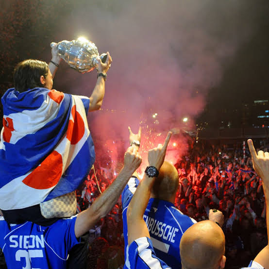 HeerenveenVv's tweet photo. 17 mei 2009, vandaag precies 17 jaar geleden. HEERENVEEN heeft de beker !

#heetwe 🏆💙 https://t.co/b42x8btWVM