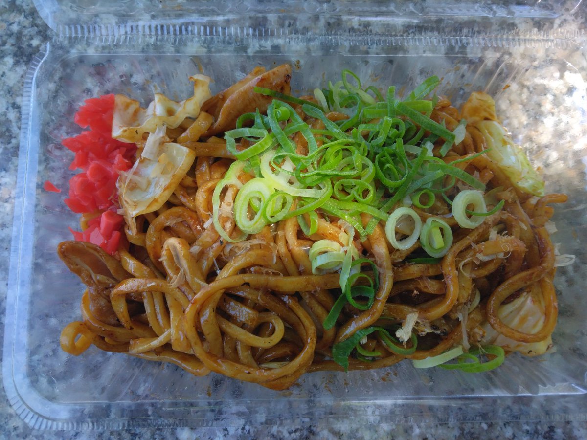 屋台の焼きそばもいいですが、キッチンカーの焼きそばも中々です
