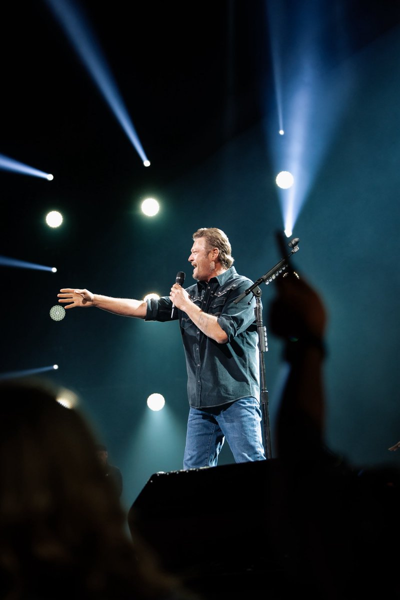 blakeshelton's tweet photo. It's Saturday night in Vegas.. only 3 shows left!!!! @CaesarsPalace

https://t.co/AHii71hjCV https://t.co/4VqSeN2erA