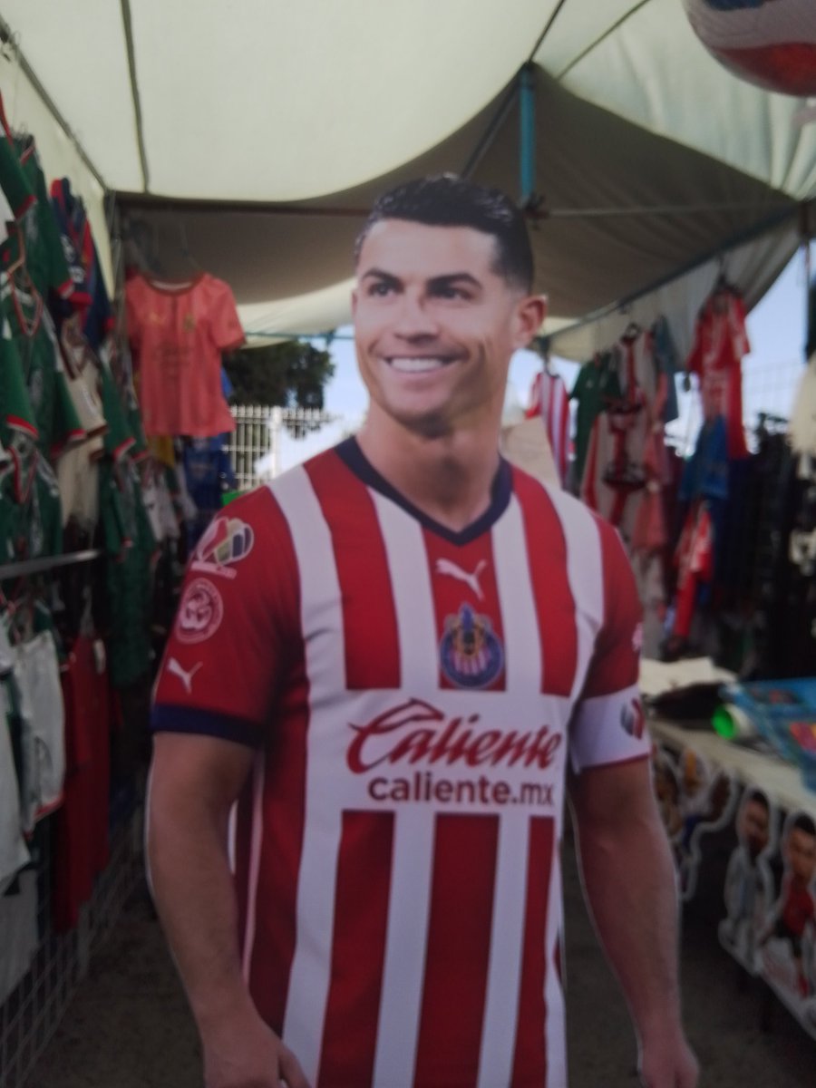 ofares72's tweet photo. Lionel Messi, Cristiano Ronaldo y Armando González con el jersey de Chivas. https://t.co/JwpoRHI8N2
