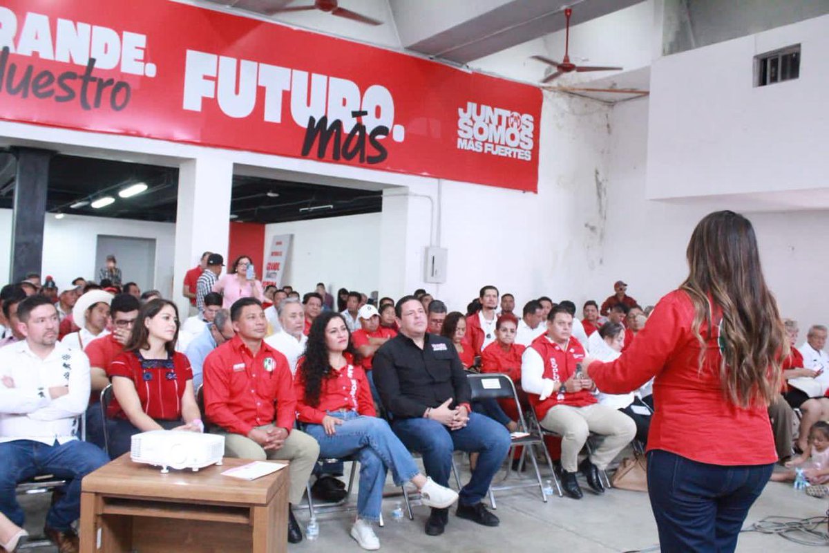 ChiapasPRI's tweet photo. La Asamblea que hoy tuvimos, no fue para aplaudirnos, sino para organizarnos y trabajar. 
Con unidad interna, con respeto a la militancia y con un solo compromiso: Defender las causas de las familias chiapanecas.

El PRI está de pie. El PRI está listo. https://t.co/phDGhUMLMU