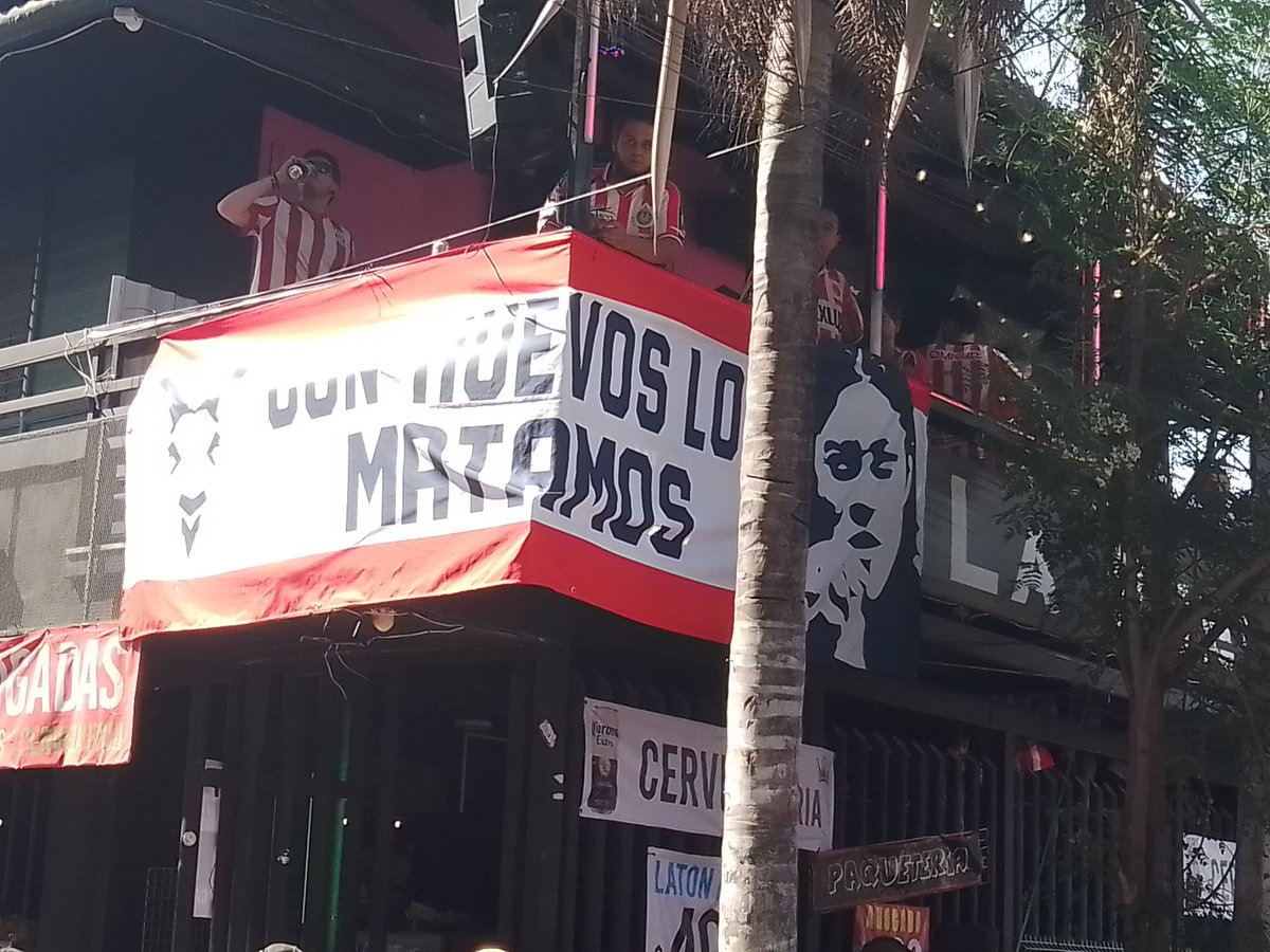 ofares72's tweet photo. Matías Almeyda presente en la afición de Chivas. https://t.co/aRVbrE7vrR