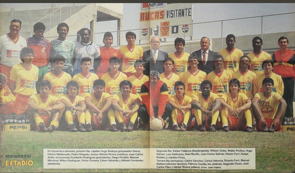 RetroAucas's tweet photo. 1991. Ese año, Aucas consiguió el ascenso a la Serie A. La imagen retrata su estadio en aquel momento, cuando todavía no contaba con el graderío de las generales.

En 1994, el club intentó avanzar en la construcción para completar el anillo del estadio mediante nuevos graderíos. Sin embargo, el proyecto solo llegó hasta la mitad, dejando una estructura inconclusa que reflejaba tanto la ambición de crecimiento como las limitaciones económicas de la época.