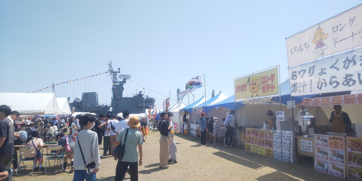 fatdrumuz's tweet photo. 昨日は朝一玉ねぎ詰め放題に行ってそしたらやっぱ真ん中でLIVE、去年も思ったんですがドラムの音がいい音でした。で、たまの港まつりでポテト出店、唐揚げが好評でした。終わって夜は倉敷LIVEBAR咲で朝鈴寺のLIVEでした。ありがとうございました。今日も朝から屋台出店。今年は2枠で頑張ってます。 https://t.co/l8EW8iYkOw