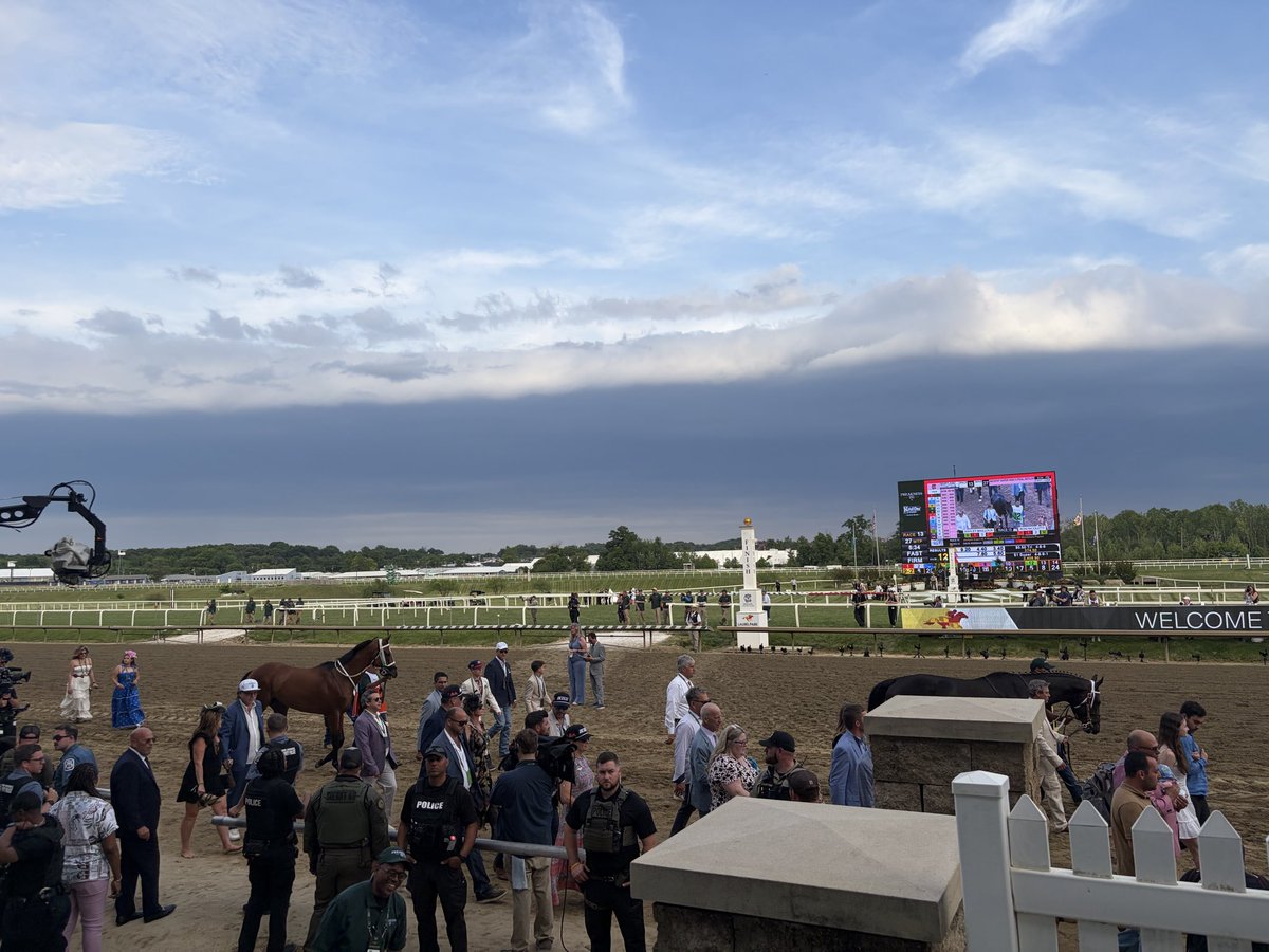 HandicapFocus's tweet photo. Parade of owners heading to the saddling area - #Preakness https://t.co/U3frNB5zoS