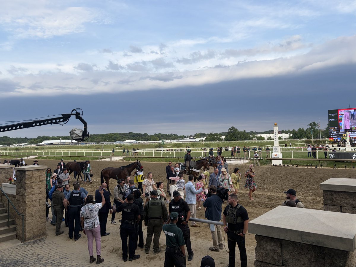HandicapFocus's tweet photo. Parade of owners heading to the saddling area - #Preakness https://t.co/U3frNB5zoS