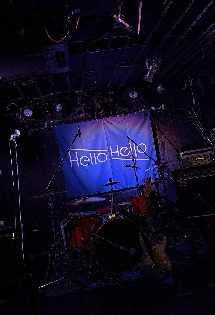 Shou_0296's tweet photo. 前々から好きだったバンド@HelloHello_Band  のワンマンにようやく行けた☺︎

めちゃくちゃ楽しかった✨昔から最新の曲まで幅広くやってくれて大満足セトリでした！

盛り上がりすぎてセトリ忘れました。
どなたかDMとかでいいので教えてください。よろしくお願いします！

#ハロー2 https://t.co/gFVslIzpBz
