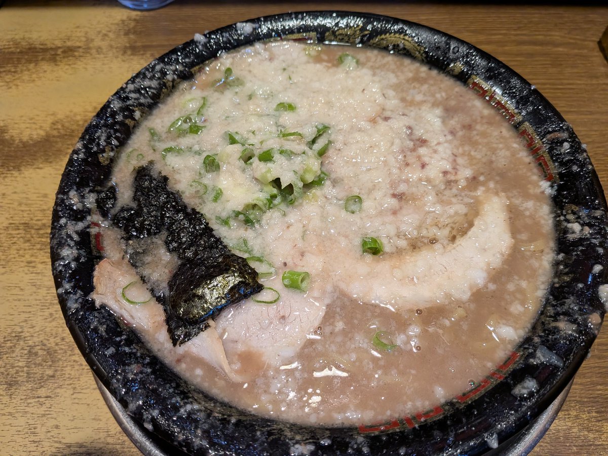 mendasu's tweet photo. 【無鉄砲大阪店】大阪市浪速区
豚骨ラーメン
@大阪もいつものダイコテ。
いつも言うようですが無鉄砲最強濃度ならココ。
外国のお客さんも結構増えてます。
初めて食べるのだと思いますがチャーシュー麺で苦戦してます。
大阪店での最初はデフォルトで😎
＃ラーメン無鉄砲 https://t.co/bSuwGAiaYP