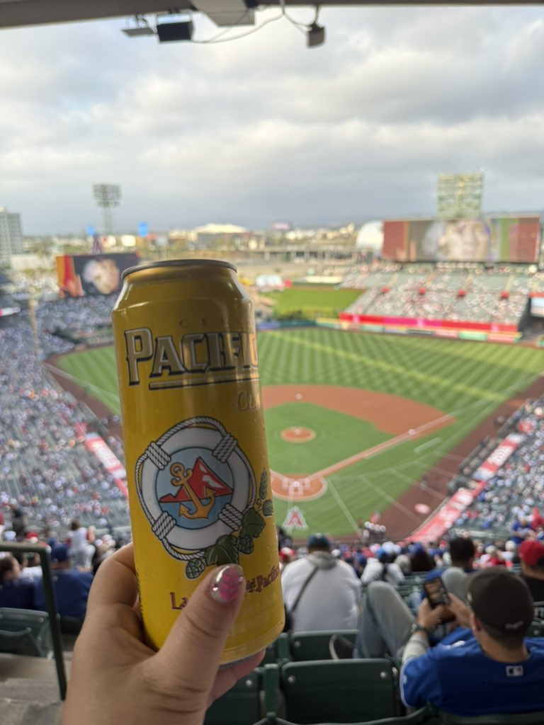 tabiwoaisuru's tweet photo. はじめます⚾️🍻

ビール25ドル🫠🫠🫠 https://t.co/fct7whiy4g