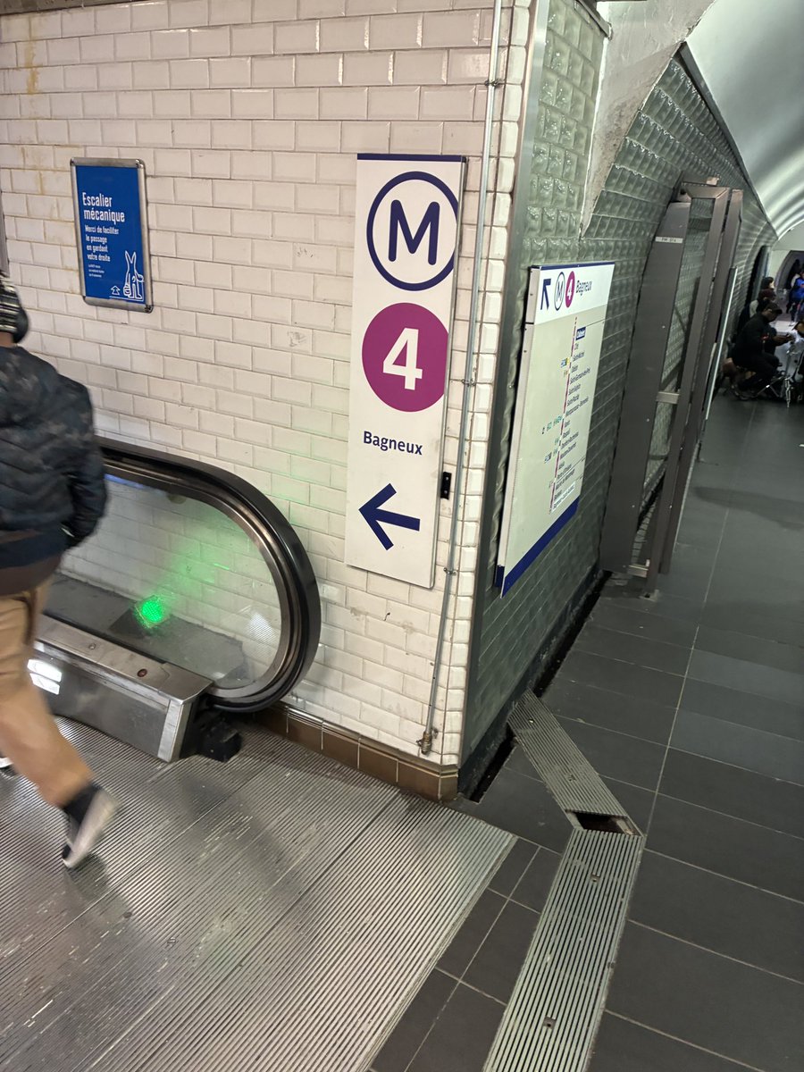 yo_fo's tweet photo. @Ligne4_RATP @Ligne14_RATP dites ! au changement ligne 14 / ligne 4 à chatelet vers le Sud il y a un caniveau avec une grille qui crée un trou super dangereux ! Vous pourriez pas faire quelque chose pour éviter des accidents bêtes ? Merci d’avance. @ClientsRATP https://t.co/L3RGjn0FiX