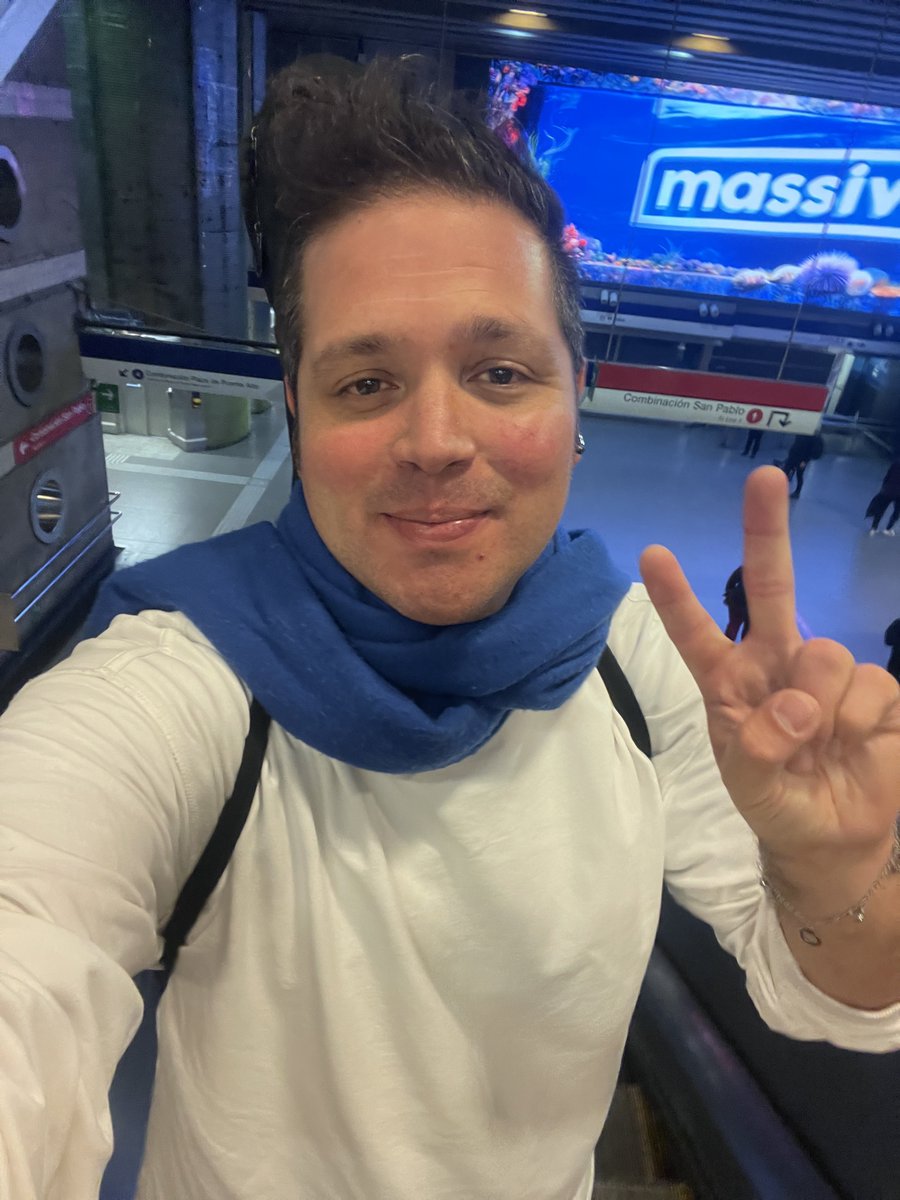 diegoalonsoof's tweet photo. Acostumbro ocupar la bufanda tal como la ocupa el principito 🧣, porque sé que mi rosa está ahí en alguna parte ✨😊 #Principito #principito #sabado https://t.co/1t9p9xbPrT
