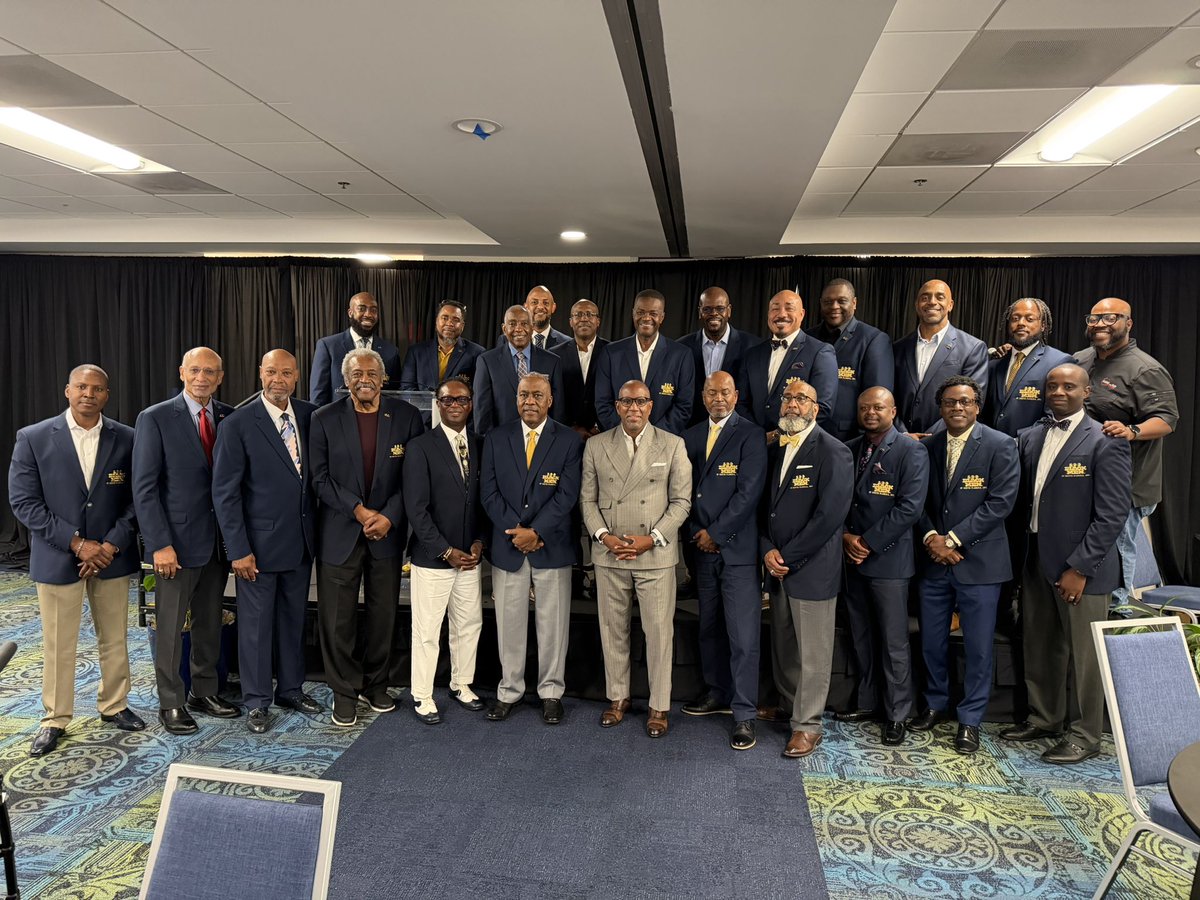 docstevegallon's tweet photo. Dr. Steve Gallon III served as the Keynote Speaker at the @100blackmensf 2026 Dr. Harold E. Guinyard Academy Annual Banquet. https://t.co/RDXmcZn6yE