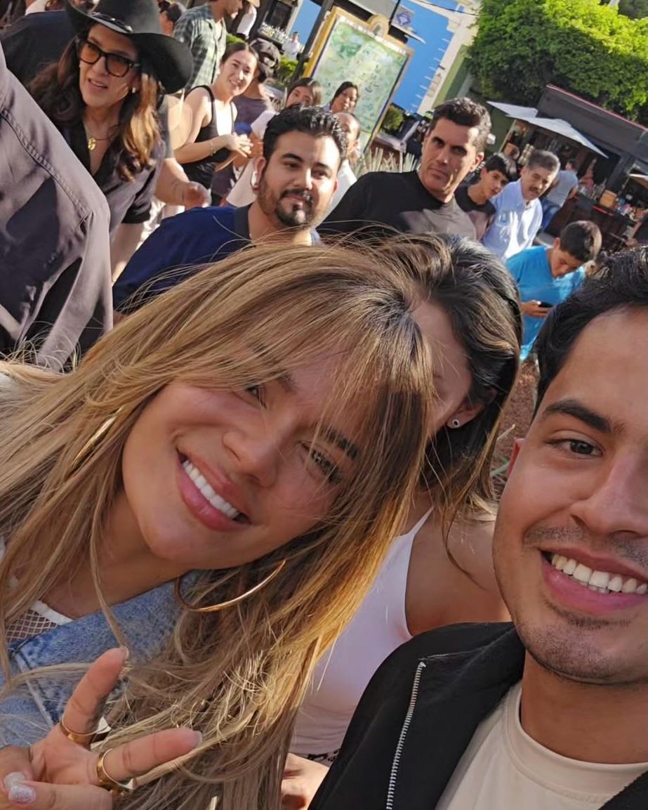 KarolGUP's tweet photo. 📸 Karol G recently with some fans in Tequila, Jalisco, México. 🇲🇽 https://t.co/sqxKWVSVaw