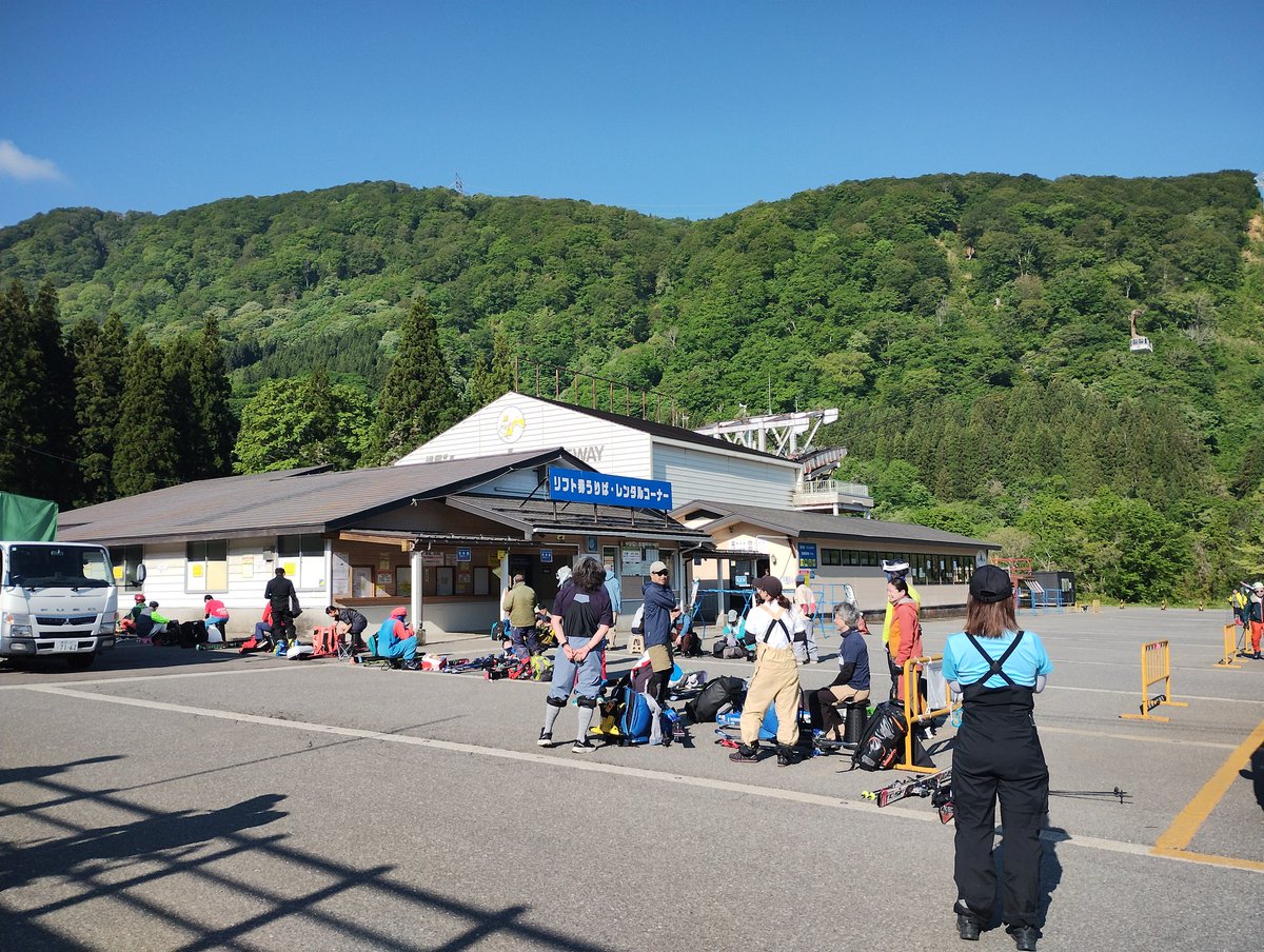 snow_Ryu's tweet photo. おはようございます☀
本日は、かぐらスキー場の最終営業日です!
皆さん続々と集まってきております♪
最後の一日楽しんでいきましょう〜♪

#かぐらスキー場
#みつまた駐車場
#本日最終営業日 https://t.co/46WlFcPsvJ