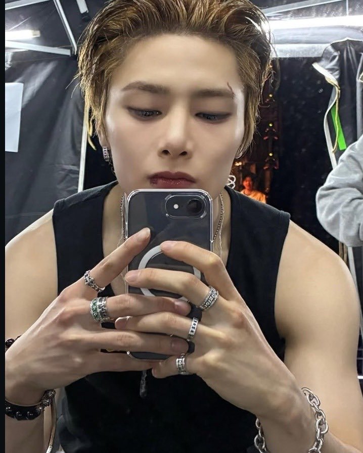 miya 𝜗𝜚 tweet media