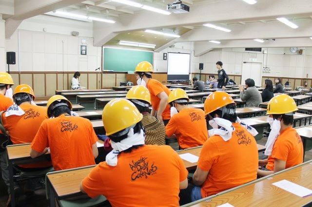 SuspendedNyorai's tweet photo. 「東大五月祭オレンジ色に染まる　12年ぶり2度目」みたいな見出しの記事を想定して取材に行ったら、参政党スタッフはオレンジじゃなく黒服のSPコスプレだわ神谷宗幣講演中止だわ五月祭も丸ごと中止だわで、オレンジどころじゃなかった。
12年前の五月祭オレンジはこちら。
https://t.co/uhPPFgSCzK https://t.co/nDzFuGuBWR