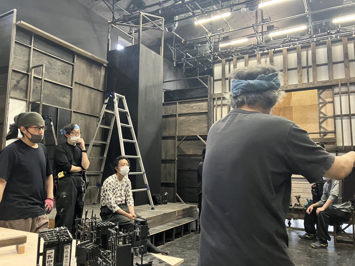 douji_s's tweet photo. #劇団桟敷童子
#亀と潜水艦

着々と
仕込み中

度々舞台に家建てちゃうおかしな人達
率いる #塵芥 先生の辣腕
今回もジャンジャンバリバリ

このセットも芝居も、生で見て欲しかです

待っとるよ〜

#戦士の休息
#床に直寝 https://t.co/qDGzsWZj1C