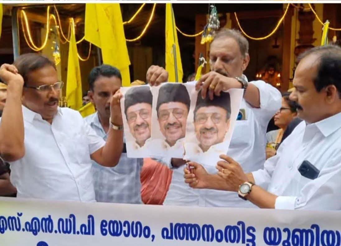 midhunpm477's tweet photo. തങ്ങളോ ? ഏത് തങ്ങള് ? അതൊക്കെ അവരെ പേടിച്ച് ജീവിക്കുന്ന UDF ലെ ആളുകളോട് പറഞ്ഞാൽ മതി

മലബാർ സമുദായ പാർട്ടി നേതാവ് ശിഹാബ് അത് മതി. https://t.co/8AA6JUDPrh