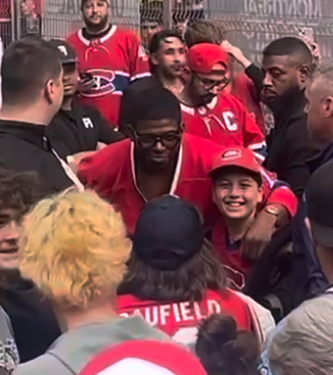CanadiensMTL's tweet photo. Un gars du peuple

A man of the people

#GoHabsGo https://t.co/XdIinvfbai