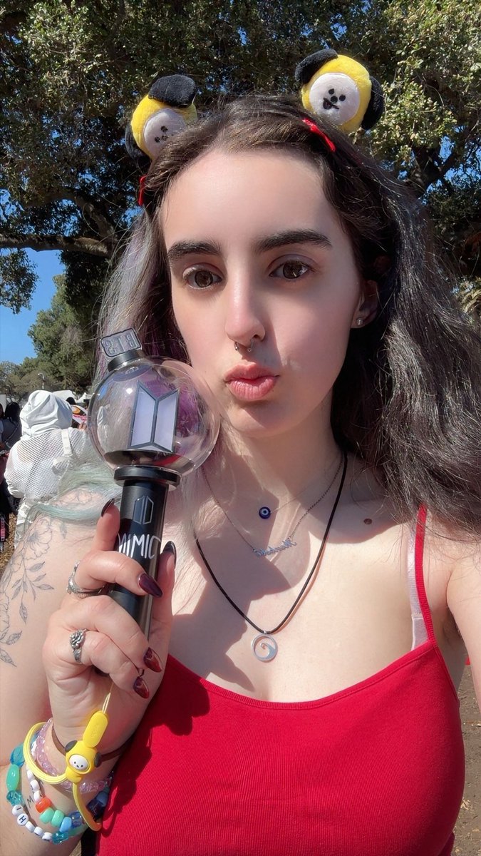 sofia misses bts :( tweet media