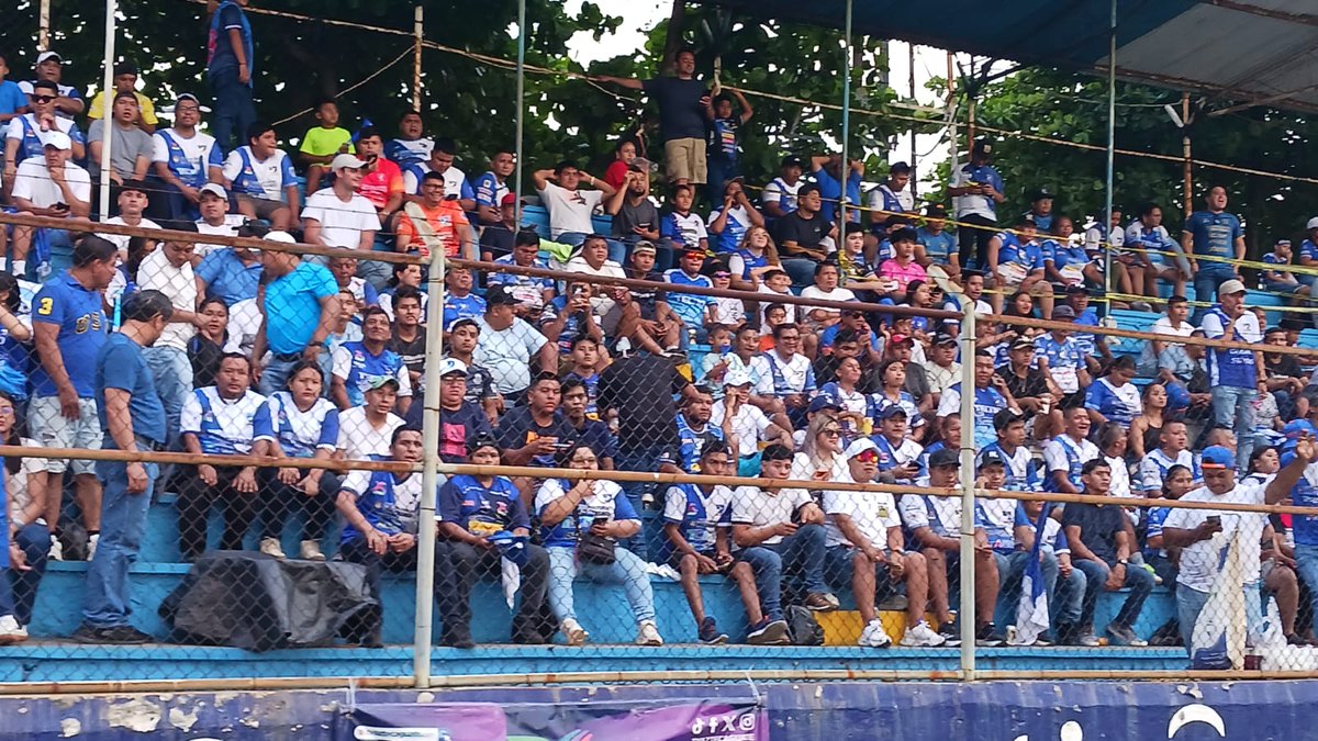 Lared1061's tweet photo. Una verdadera fiesta se vive en el estadio Carlos Salazar Hijo de Mazatenango. A dos horas de que inicie la final de ida entre Suchitepéquez y Deportivo San Pedro así está ya el recinto repleto de aficionados venados. (Fotos: @erick1ramazzini). https://t.co/kkk0socnGB