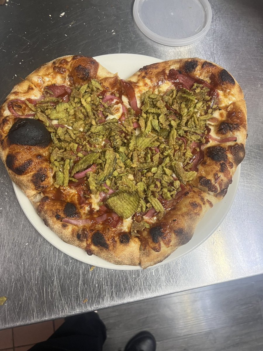 ohnofroyo's tweet photo. Sometimes I enjoy being a linecook. Like when I make a heart pizza https://t.co/sxxaW5Nzk3