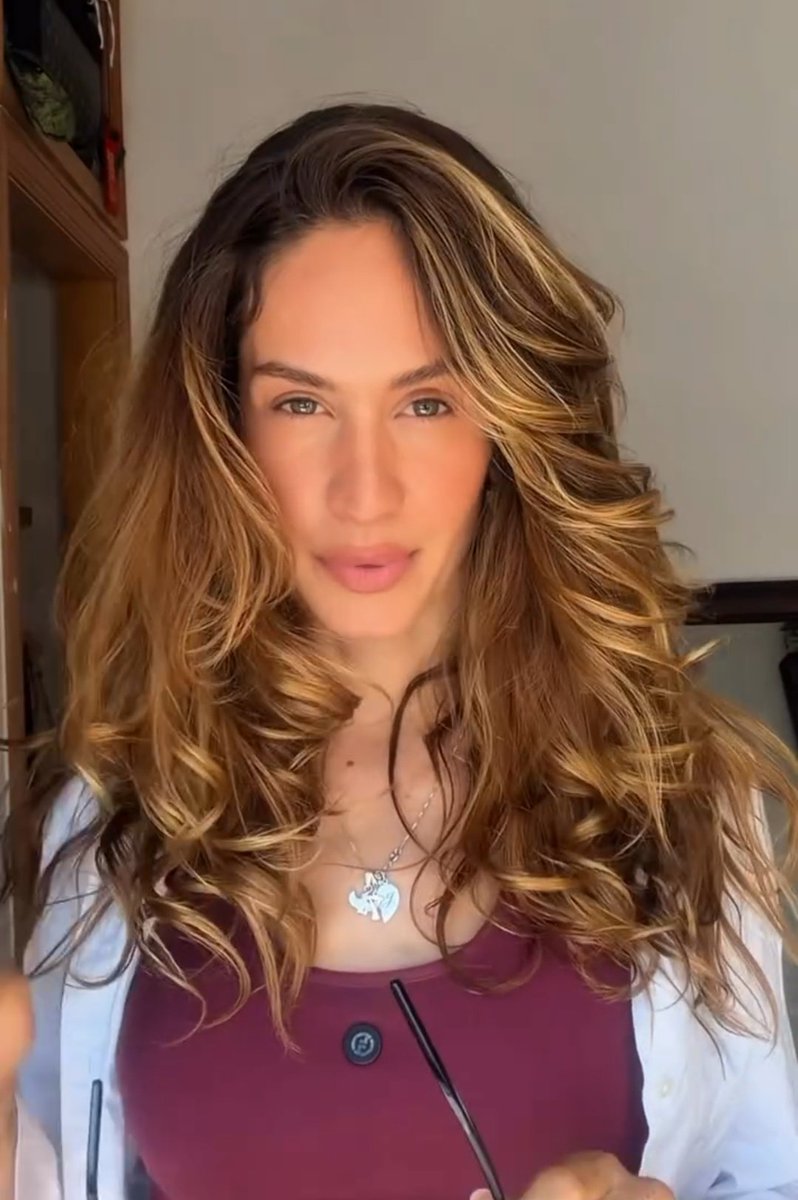 kyaraJuy's tweet photo. Che capelli perfetti! Helena è meravigliosa, è la perfezione personificata, assolutamente splendida. Come si fa a non essere ossessionati da questa dea? Impossibile! 😌🥰😍🤗❤️🫰👑🐅 https://t.co/ypDQHrMuSQ