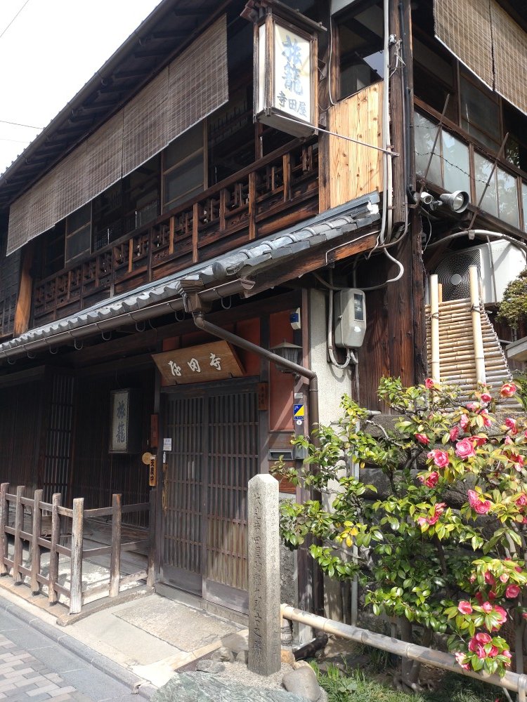 rekishisakaba's tweet photo. 本日第191回をアップしました。今回は鹿児島県姶良市にある「ニッカウイスキー蒸留所」の芋焼酎「さつま司安納芋」を炭酸割りで頂きながら「寺田屋事件」について話しています。薩摩藩が朝廷の信頼と幕政に関与できる権力を得た同士討ちの悲劇。有馬新七の生き様が歴史を動かす。＃寺田屋事件 https://t.co/nmwzIVoCzJ