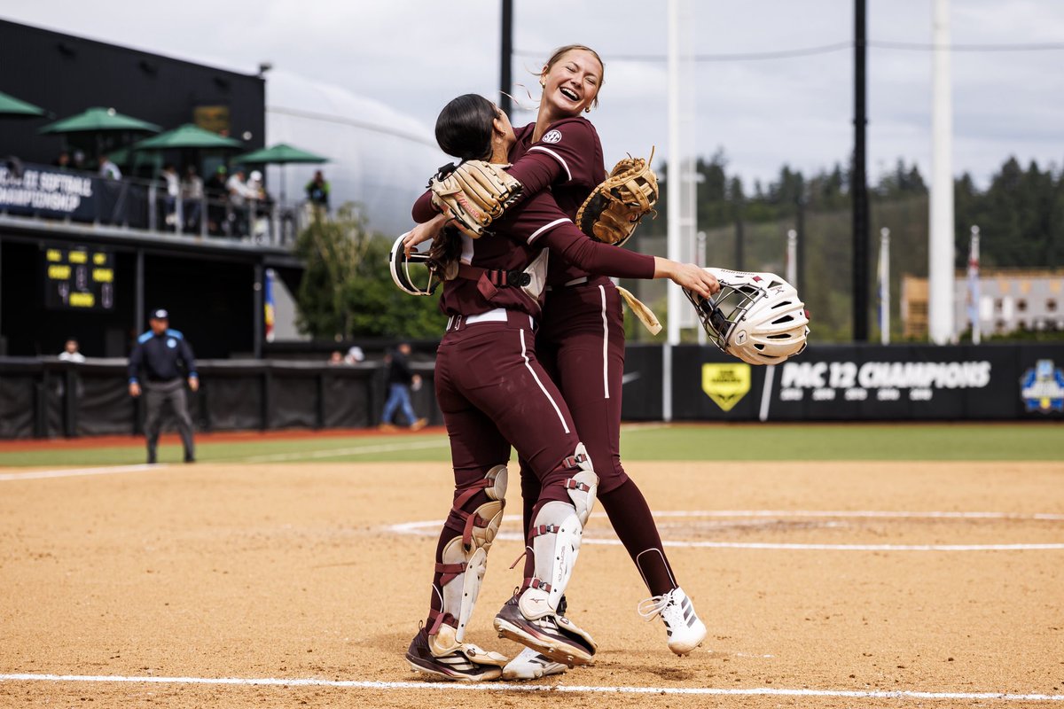 HailStateSB's tweet photo. All the love for Lyss 😍 

@alyssaf_28 | #HailState https://t.co/M9m2mDc4Hb