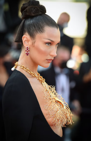 lesbeyonsay's tweet photo. that pandemic woke era was so strict bc why did bella hadid get dragged for wearing a dress that looks like lungs at Cannes? 😭 https://t.co/Qv1rwbnyHJ