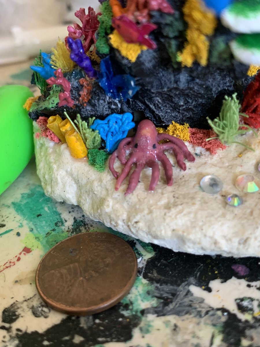 Akril15's tweet photo. The octopus and sea stars are made out of fabric paint and acrylic paint. The fish are made from paper, with Mod Podge's Dimensional Magic applied to their bodies to make them less flat, painted with acrylics and placed in the scene using pins stuck to them (plus glue). https://t.co/OUt1RwPrzd