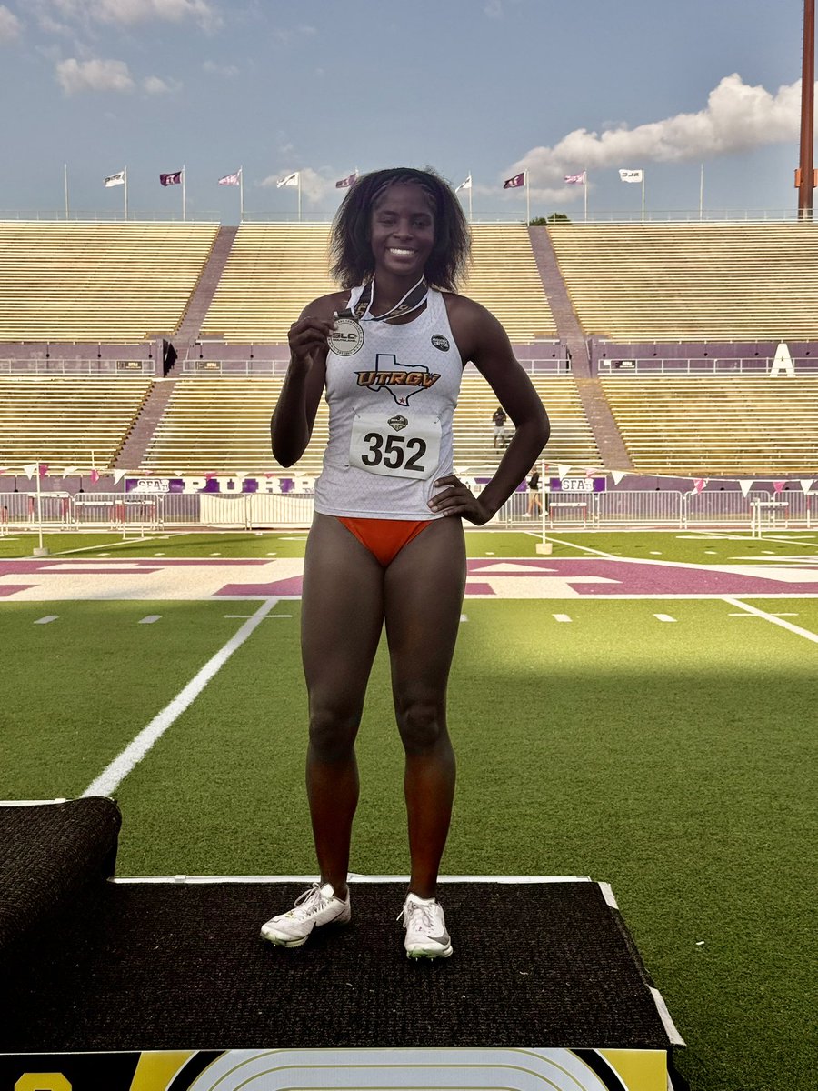 UTRGV_TFXC's tweet photo. SLC Outdoor Championships | W 100 

Jizzale Davis takes silver 🥈 in 11.42 and Kaliyah Poston finishes fifth in 11.60 

📊 https://t.co/ooxlXOZCKG 
💻🇺🇸 https://t.co/bTizcnZVCA 

#RallyTheValley #UTRGV https://t.co/f4QamekSM6