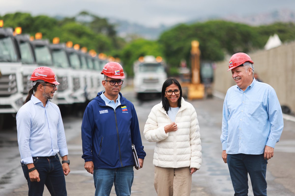 EdwardLacru's tweet photo. La presidenta Encargada de la República Bolivariana de Venezuela, Delcy Rodríguez, entregó este sábado maquinaria para el Plan Lluvias, así como para reforzar las obras de mitigación de riesgos ante el inicio del periodo de precipitaciones en 13 estados del país. https://t.co/c1nDXUShqT
