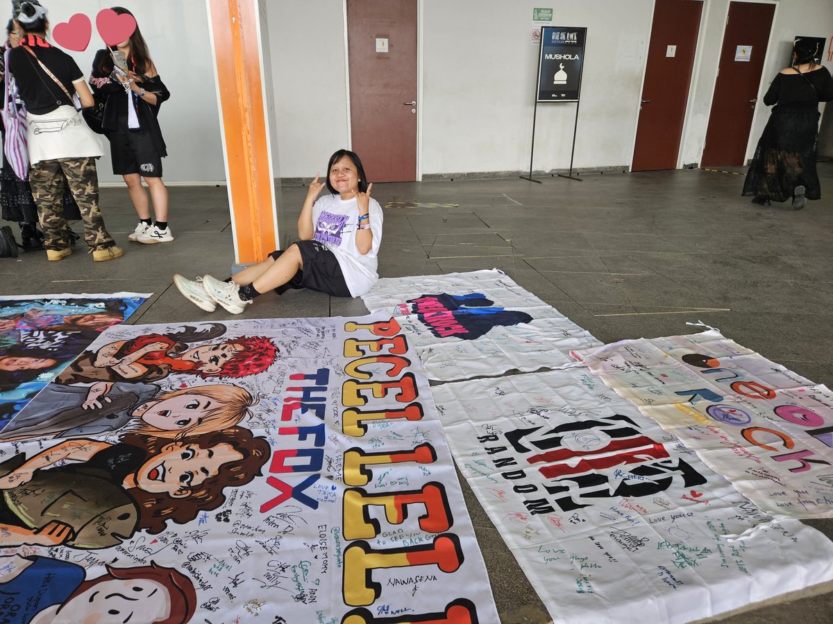 andryaniade's tweet photo. Thank you to Ben who helped me get the banner up on stage and to the bodychecking ladies who let me in with the 3 banners that I brought.

Menyala pecel lele ku ❤️‍🔥🔥🤣 https://t.co/Td37ZHwnR2
