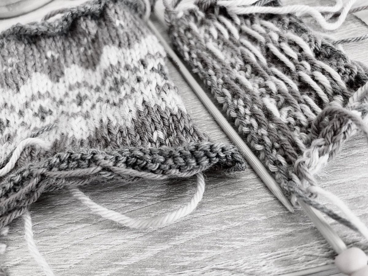 lemifasol's tweet photo. 昨日から気を切り替えてco
 #編み沼🧶
何も手付かずに過ぎてしまったここ2日分を取り戻したい…

写真はモノクロだけど、
4色糸の編み込み、ひたすらゲージチェック用スワッチ作成に集中… https://t.co/U3DX5iWwFz