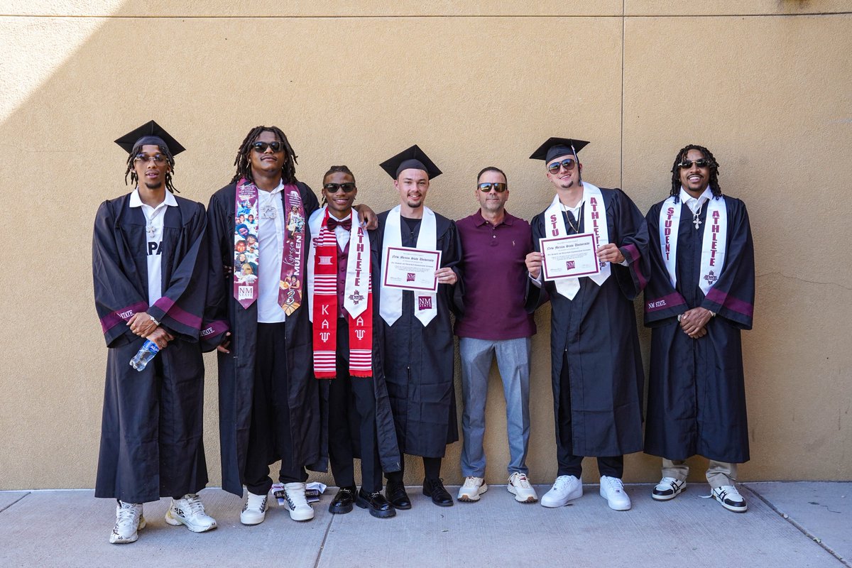 NMStateMBB's tweet photo. 𝑴𝒐𝒓𝒆 𝒕𝒉𝒂𝒏 𝒃𝒂𝒔𝒌𝒆𝒕𝒃𝒂𝒍𝒍 🎓

Proud of these guys and all they’ve accomplished! 🤠

#AggieUp https://t.co/peo9Y6juHI