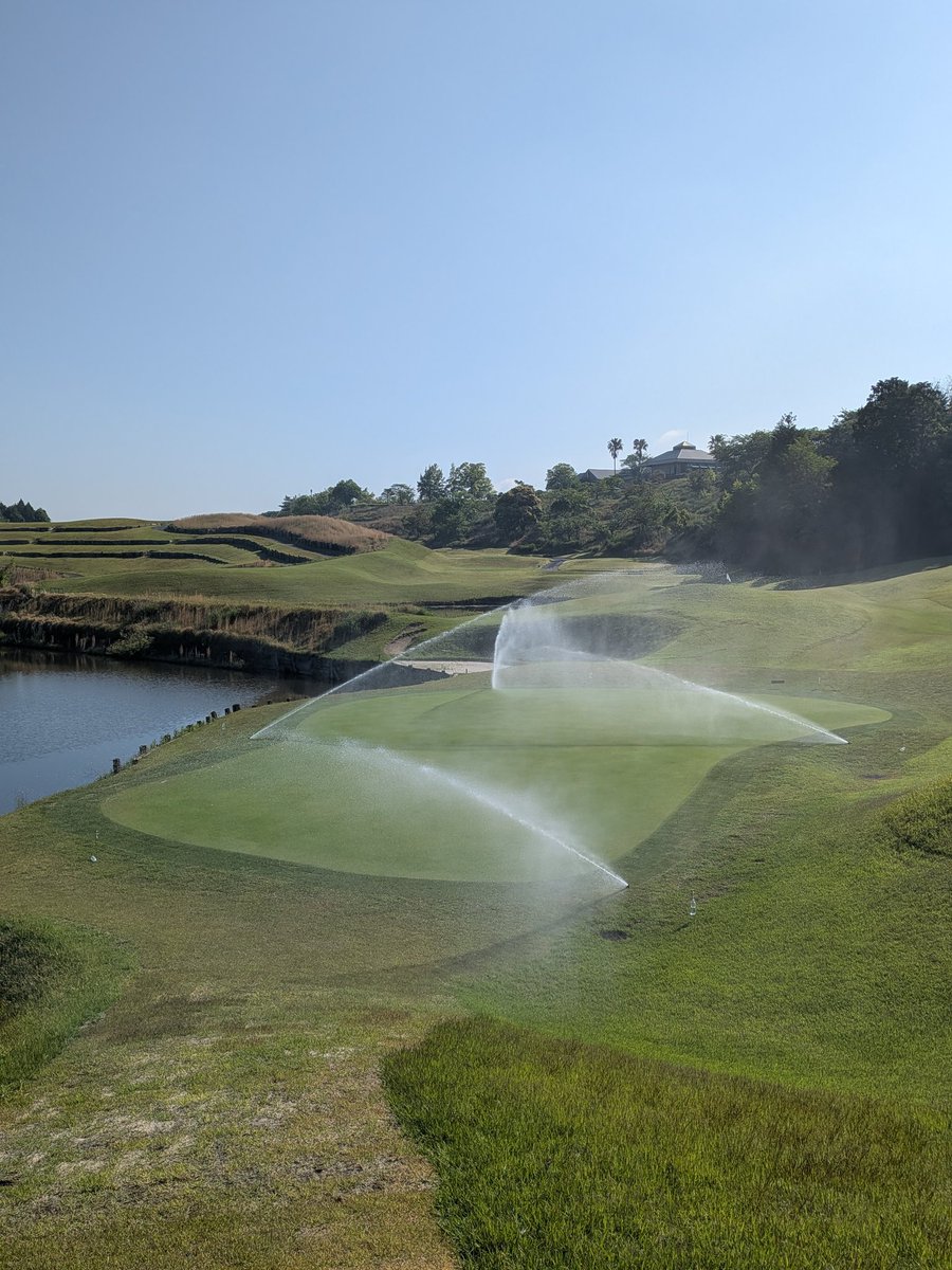 JetTanta's tweet photo. 朝5時前からグリーン散水とコース��ェック
昼頃には30℃予想！
ベントグリーンには早くも酷な時期が来ました!
#セントレイクスゴルフ倶楽部 #ゴルフ #コース管理 https://t.co/dfX3IfVZ22