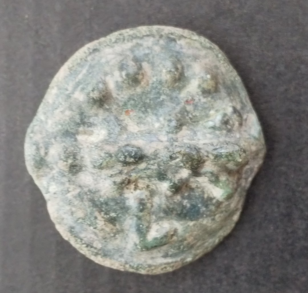 GA_DONATELLI's tweet photo. ローマの支配下にあったアプーリア地方のルケリア市発行(紀元前217-212年)のAes Grave。雷電と棍棒にLuceriaのLの字が大きく描かれ、価値を表す●が4つ。

ルケリアには、1As=12Unciaとしたローマ本国の貨幣制度とは異なる1 Nummus＝10 Unciaとした制度がありました。

#古代ローマ #aesgrave https://t.co/ghdExzZghQ