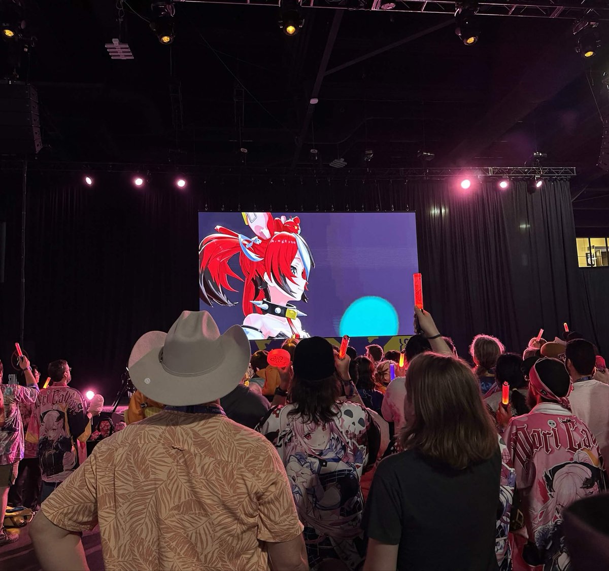 hakosbaelz's tweet photo. 🔥OTSUKARE DREAMHACK ATLANTA!!🔥

You guys were absolutely electric!
Thank you so much for the hype!! 

Singing and dancing with CHAD CAST will always be one of my favourite things to do so im so glad we were able to perform for you guys 🫶

Thank you everyone who came to the MEET and GREET!! It has been a while but I loved being able to see ur beautiful faces ✨

time to pass out for 24 hrs 

#hololiveMeet