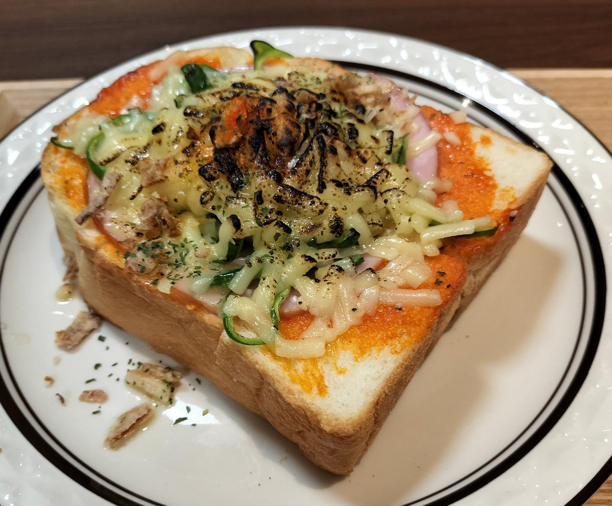 春日部駅西口 ONE FIFTH CAFE さんで、 モーニング。 厚切りピザ