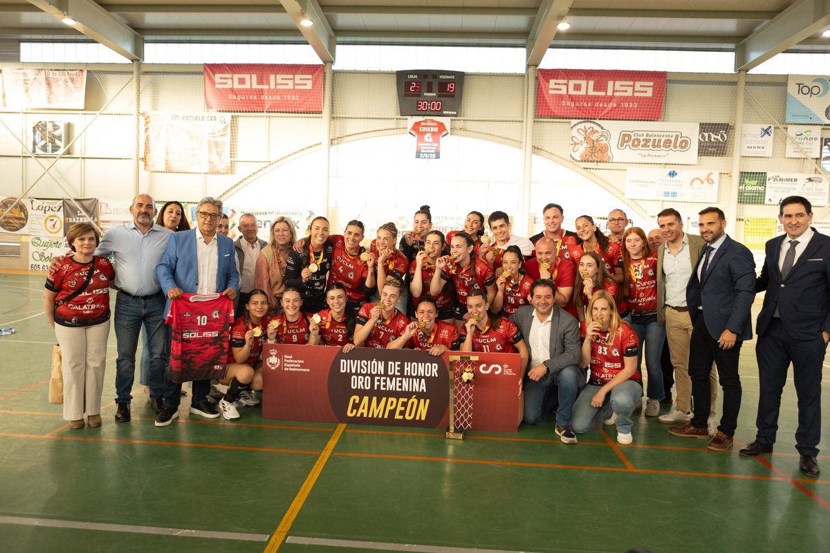 blazquezbalonma's tweet photo. Felicitar a @BMPozueloCva por el título de campeonas de la #DHOroFem. El #balonmano en Castilla-La Mancha está de enhorabuena con este ascenso a @IberdrolaDHF. 

Mis felicitaciones también para @LobasOviedoBF, subcampeonas de la categoría que logran ascender. https://t.co/nEuB8e64cI
