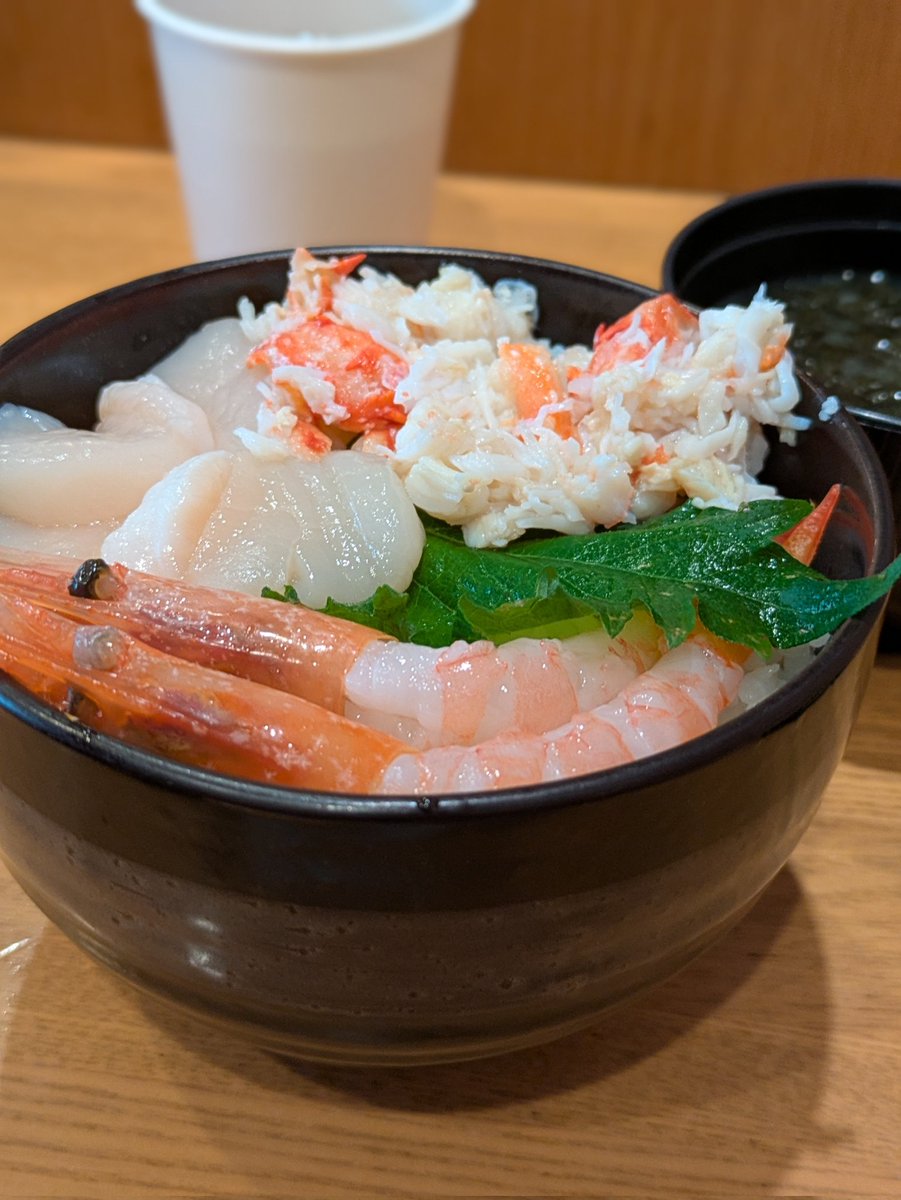 terupon51's tweet photo. 函館〜✨
朝市で朝ごはん。ハーフにしたのにごはん多くてお腹ぽんぽこりん。それはいつもだな😆 https://t.co/DaHIiNno7T