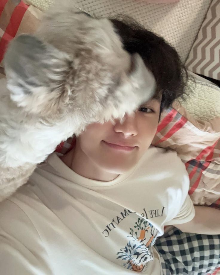 natcoyangi's tweet photo. ㅤ

 Happy 9th, @chsetlntic!  I love you so much, wabwab ko. 🥺     

ㅤㅤ https://t.co/NPxZ7x3Hkz